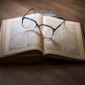 老汉趴在嫩妇身上耕耘h视频
